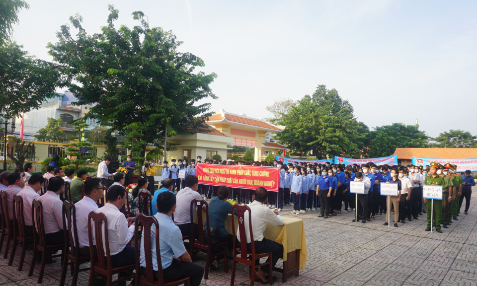 Bến Lức míttinh hưởng ứng 10 năm Ngày Pháp Luật Việt Nam (9/11) 