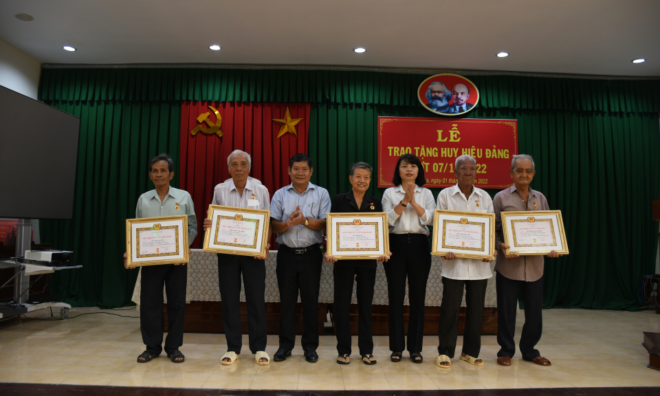 Đức Hòa trao Huy hiệu Đảng cho Đảng viên