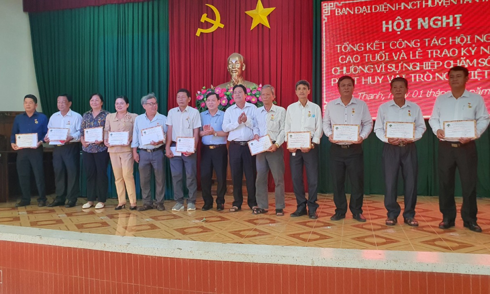 Tân Thạnh trao tặng 33 kỷ niệm chương vì sự nghiệp chăm sóc và phát huy vai trò người cao tuổi