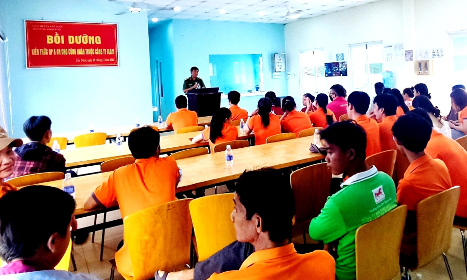 Cần Đước tổ chức bồi dưỡng kiến thức quốc phòng cho công nhân năm 2022