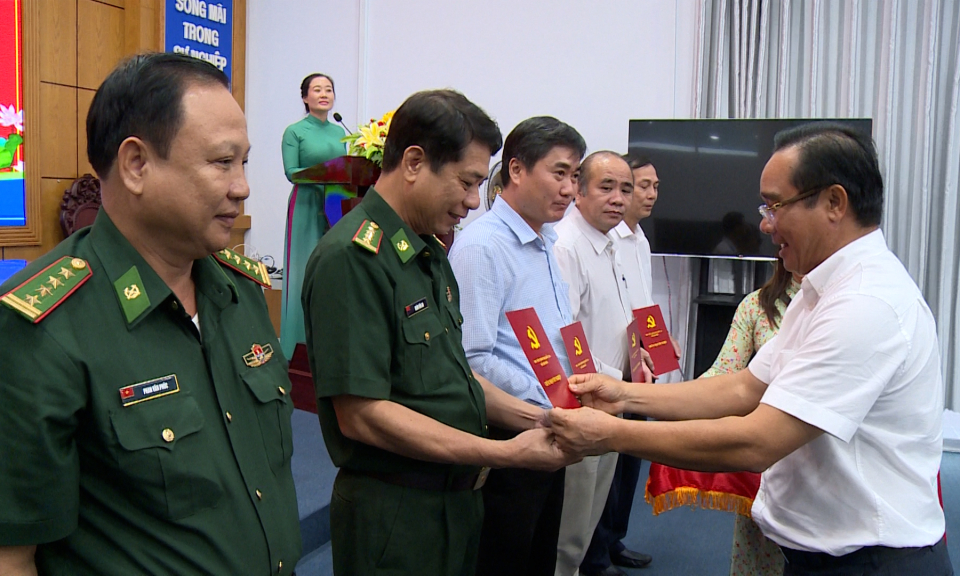 Bế giảng lớp bồi dưỡng, cập nhật kiến thức dành cho cán bộ, lãnh đạo, quản lý thuộc diện Ban Thường vụ Tỉnh ủy quản lý