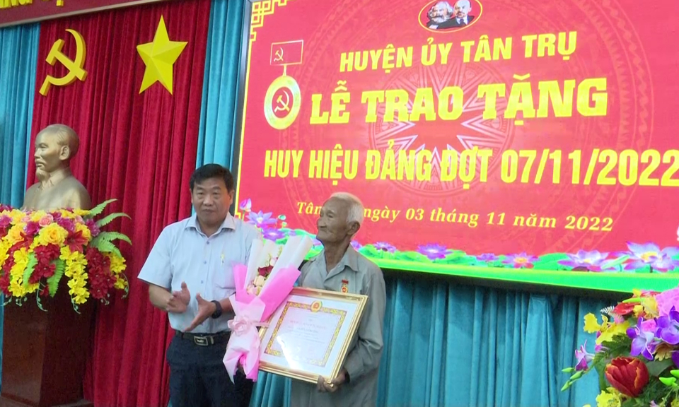 Tân Trụ trao huy hiệu Đảng cho Đảng viên cao niên