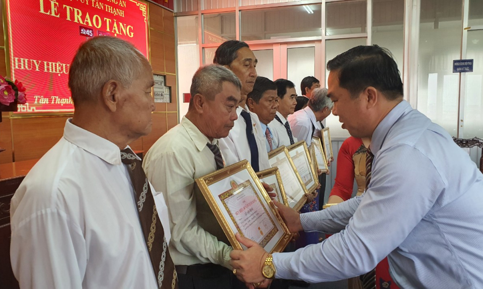 Huyện ủy Tân Thạnh trao huy hiệu Đảng
