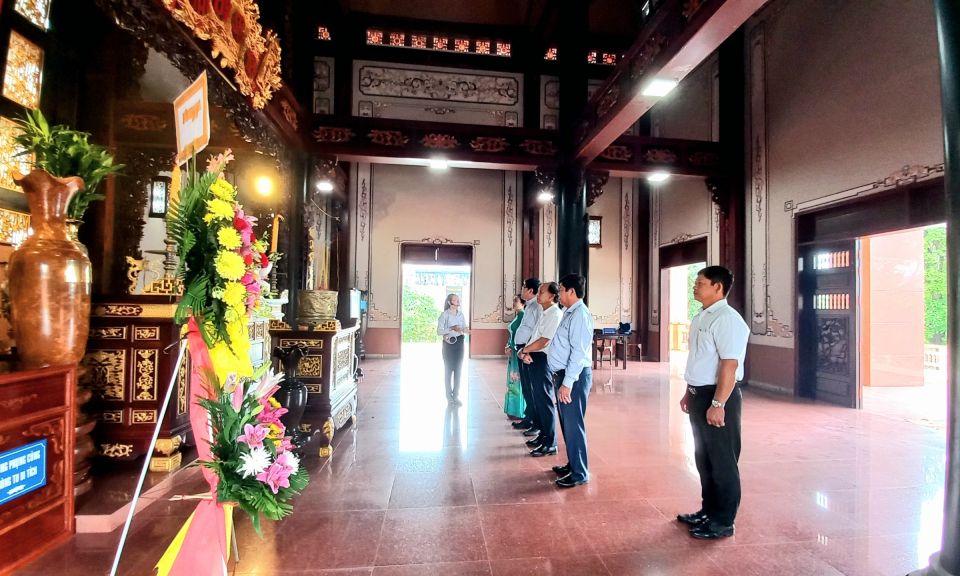 Phó Giáo sư, Tiến sĩ Nguyễn Duy Bắc viếng Đền tưởng niệm Luật sư Nguyễn Hữu Thọ