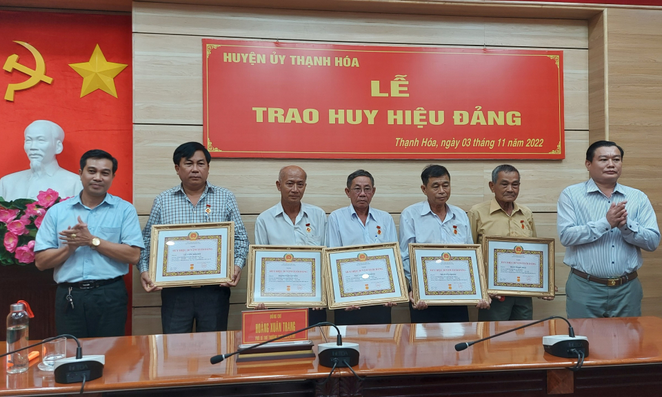 Thạnh Hoá trao huy hiệu Đảng cho đảng viên cao niên