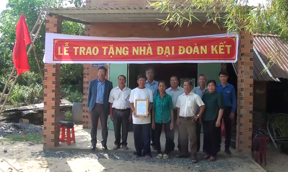 Đức Hòa bàn giao 5 căn nhà đại đoàn kết cho các hộ khó khăn về nhà ở