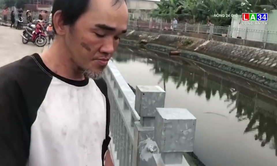 Công an đóng giả người câu cá bắt kẻ trộm lan can ở bờ kè