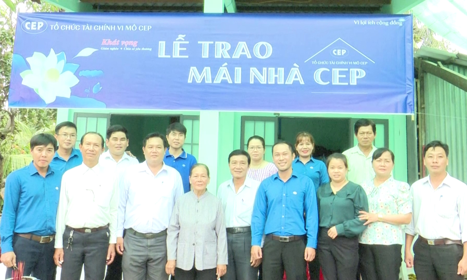 Chi nhánh CEP Bến Lức trao tặng mái nhà CEP cho khách hàng có hoàn cảnh khó khăn