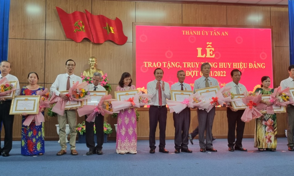 Thành ủy Tân An tổ chức lễ trao tặng, truy tặng Huy hiệu Đảng 