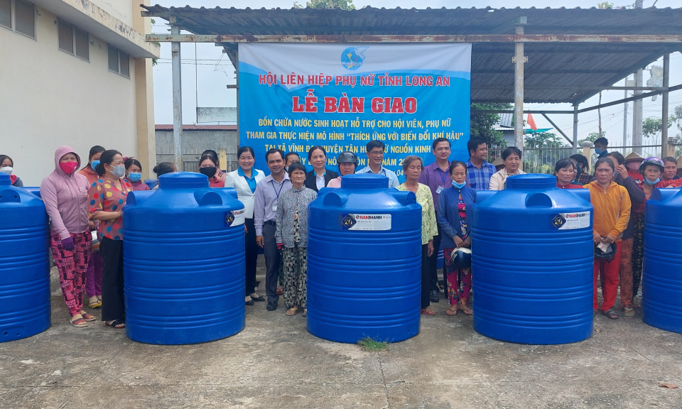 Hội LHPN tỉnh bàn giao bồn chứa nước cho hội viên phụ nữ tại huyện Tân Hưng