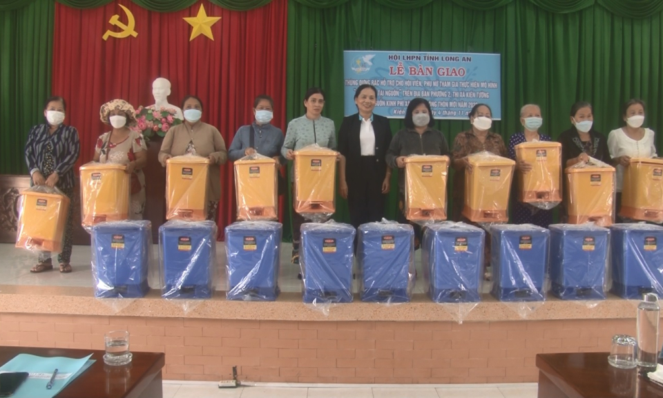 Kiến Tường: Hội LHPN tỉnh tặng 200 thùng chứa rác cho hội viên phụ nữ Phường 2.