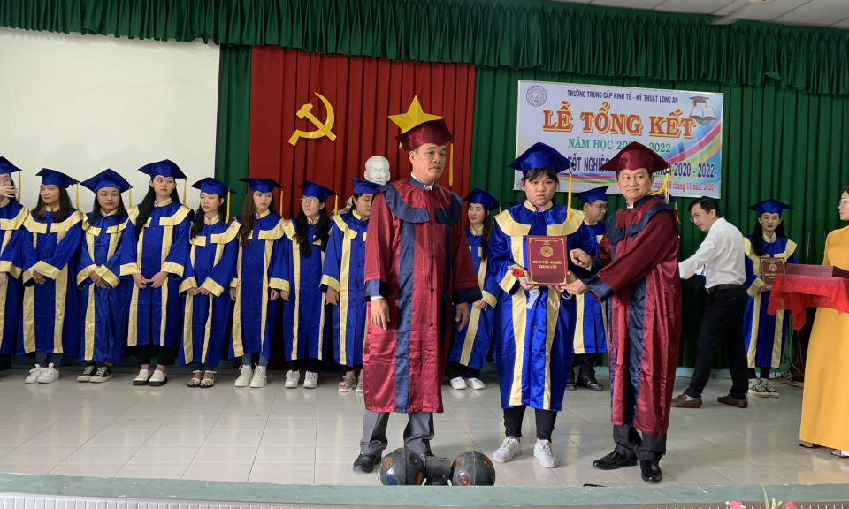 Bến Lức trao bằng tốt nghiệp cho 146 học viên trung cấp niên khóa 2020 – 2022