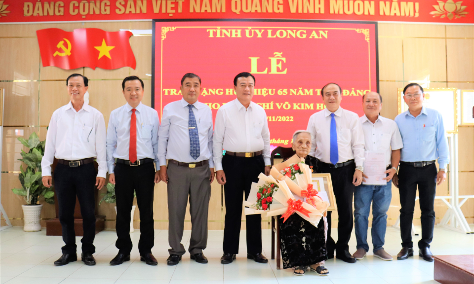 Tỉnh ủy Long An trao huy hiệu 65 năm tuổi Đảng cho đảng viên Võ Thị Kim Hoa