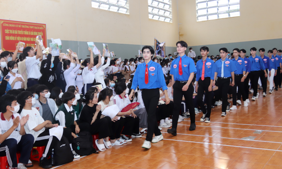 Cần Đước hội thi duyên dáng học đường Trường trung học phổ thông Rạch Kiến