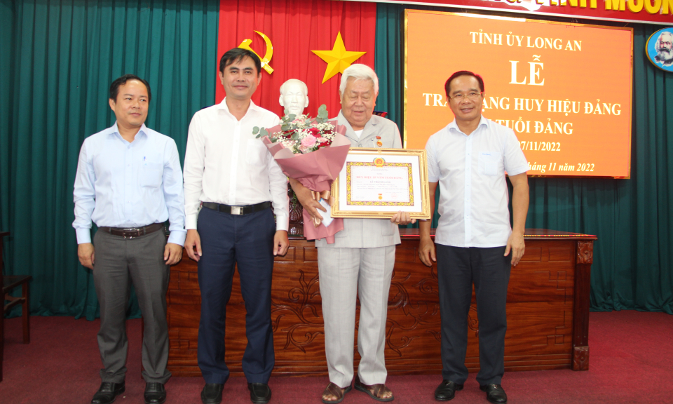 Thủ Thừa: Tỉnh ủy Long An trao tặng huy hiệu 55 năm tuổi Đảng cho đồng chí Lê Thanh Tâm