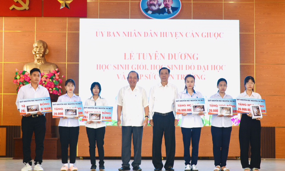 Cần Giuộc: Lễ tuyên dương học sinh giỏi, học sinh đỗ Đại học và tiếp sức đến trường