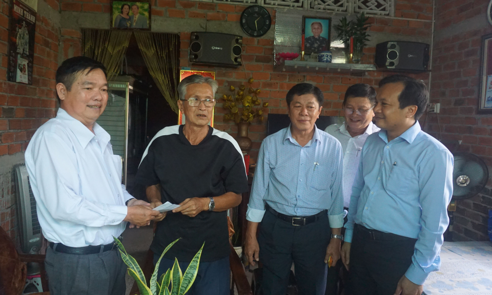  Bí thư Huyện ủy Bến Lức thăm, chúc mừng các Nhà giáo hưu trí