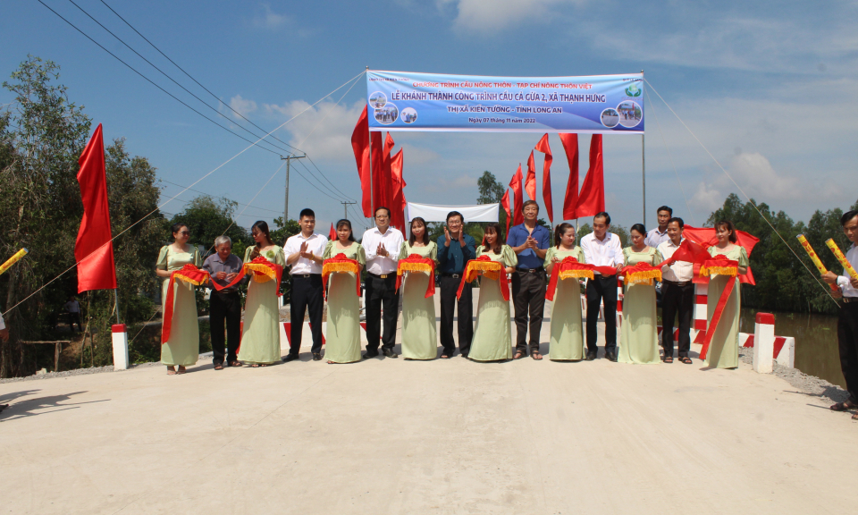 Nguyên Chủ tịch nước Trương Tấn Sang dự lễ khánh thành cầu nông thôn tại thị xã Kiến Tường