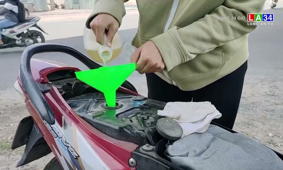 Nhiều "cây xăng vỉa hè" mọc lên với giá trên trời