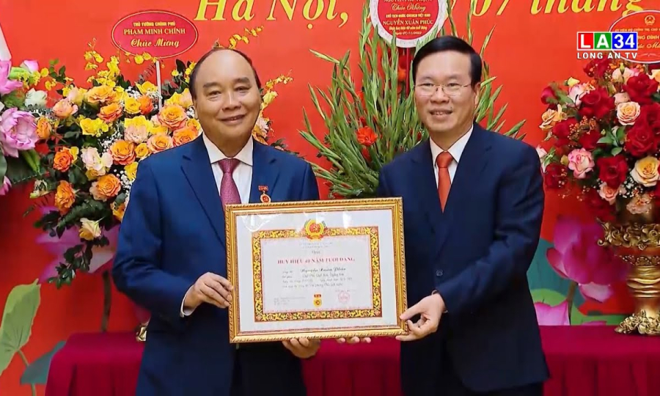 Trao Huy hiệu 40 năm tuổi Đảng tặng Chủ tịch nước Nguyễn Xuân Phúc 