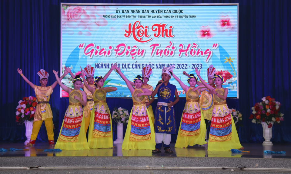 Cần Giuộc tổ chức Hội thi “Giai điệu tuổi hồng” chào mừng ngày Nhà giáo Việt Nam 20/11