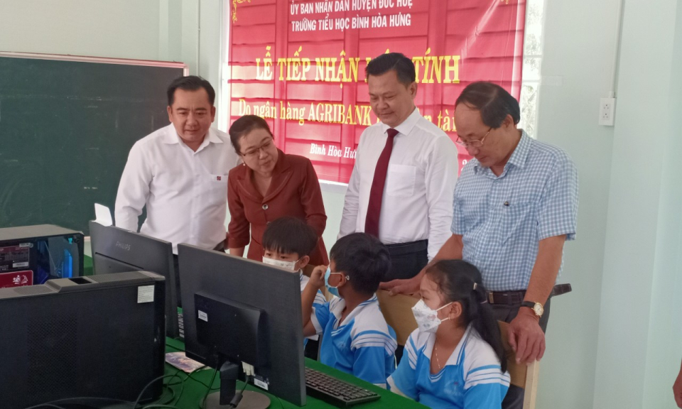 Agribank Long An trao thiết bị học tập tại Đức Huệ