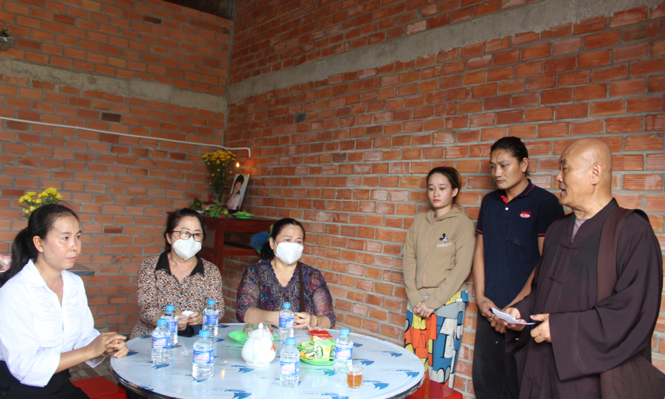 Ban trị sự Giáo hội Phật giáo huyện Đức Huệ thực hiện công tác an sinh xã hội