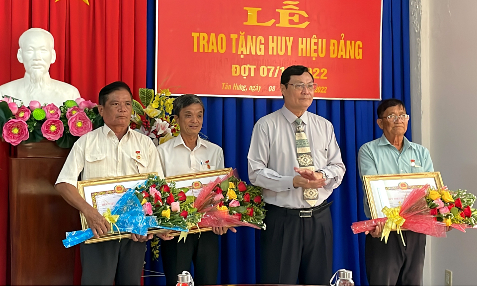 Huyện ủy Tân Hưng trao Huy hiệu Đảng cho 03 đảng viên 