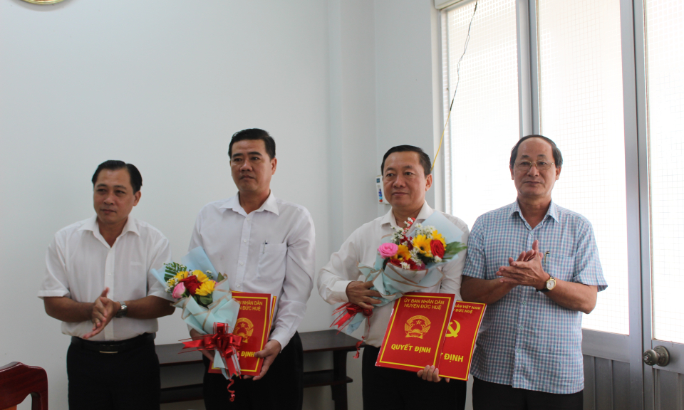 UBND huyện Đức Huệ công bố các quyết định về công tác cán bộ