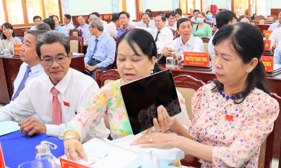 Đại biểu HĐND huyện Cần Đước được trang bị máy tính bảng