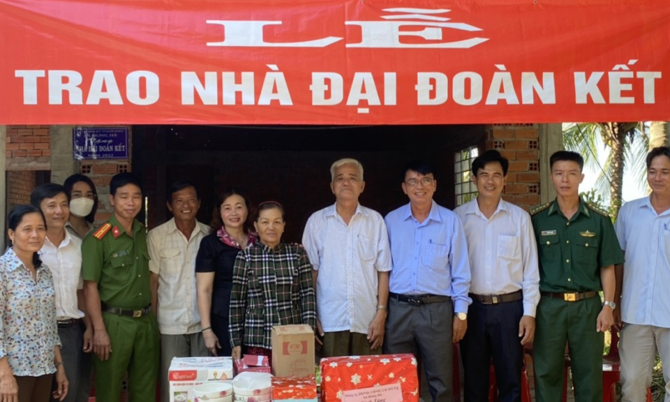 Tân Hưng bàn giao căn nhà Đại đoàn kết cho hộ nghèo