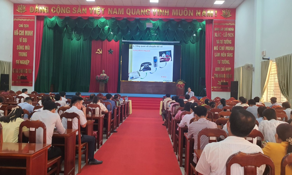 Tân Thạnh tập huấn kỹ năng số cho tổ công nghệ cộng đồng