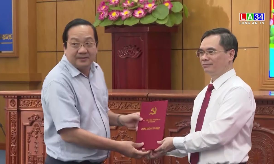 Bế giảng lớp bồi dưỡng, cập nhật kiến thức cho cán bộ lãnh đạo, quản lý