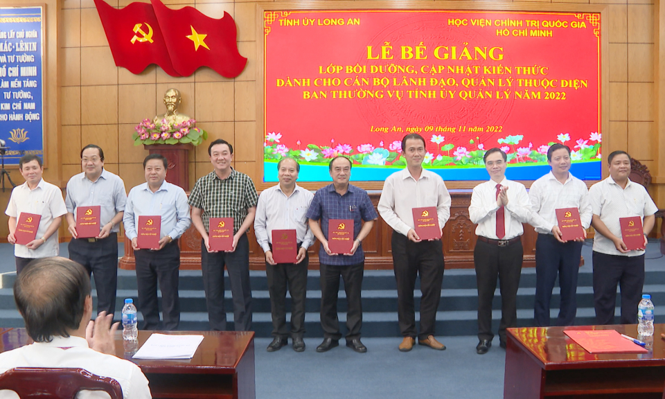 Bế giảng lớp bồi dưỡng, cập nhật kiến thức cho cán bộ lãnh đạo, quản lý