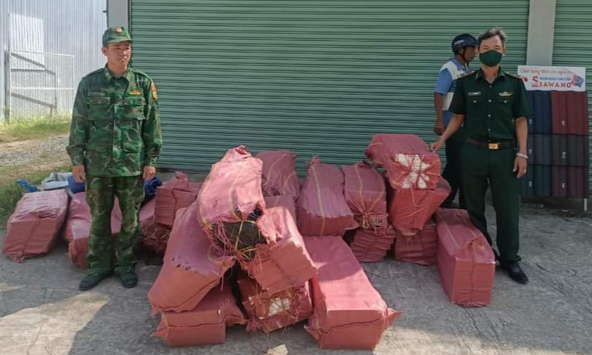 Đồn Biên phòng Sông Trăng thu giữ 10.000 gói thuốc lá ngoại nhập lậu