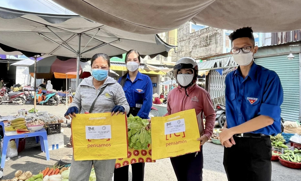 Mô hình tặng “Túi ni lông thân thiện với môi trường” tại các chợ