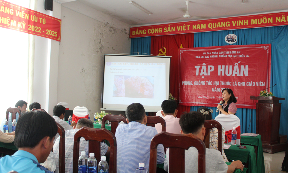 Tập huấn phòng chống tác hại thuốc lá cho giáo viên tại huyện Đức Huệ