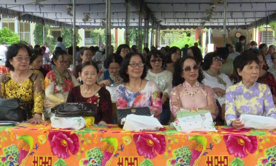 Ban Liên lạc cựu học sinh Trường trung học Tân Trụ tổ chức họp mặt Ngày Nhà giáo Việt nam