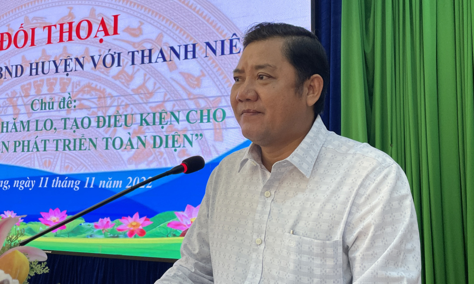Lãnh đạo UBND huyện Tân Hưng đối thoại với thanh niên