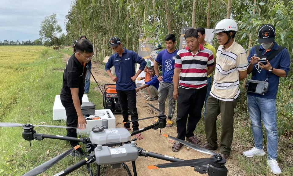Tân Hưng tập huấn mô hình điểm sản xuất lúa ứng dụng công nghệ cao