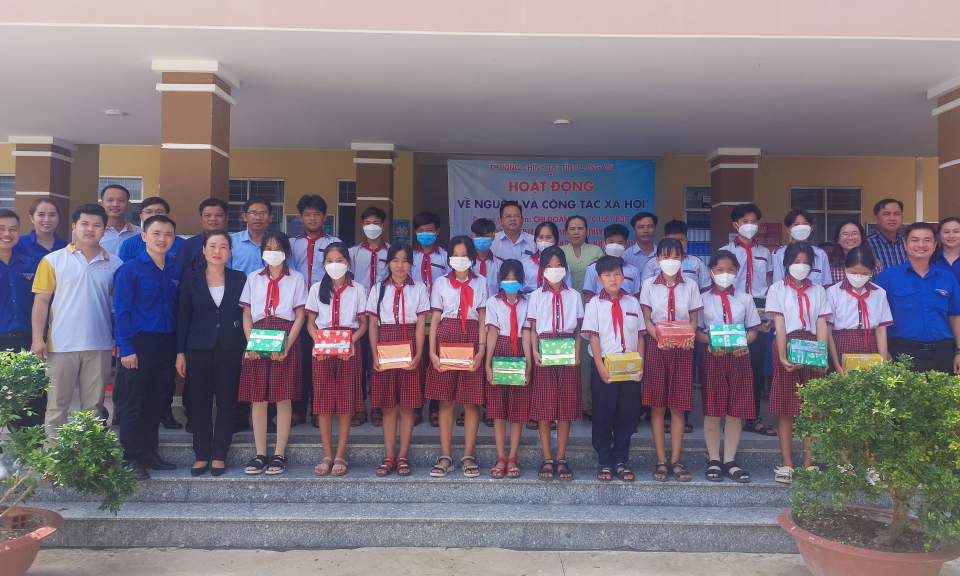 Trường Chính trị tỉnh Long An tổ chức các hoạt động về nguồn và công tác xã hội tại huyện Tân Hưng