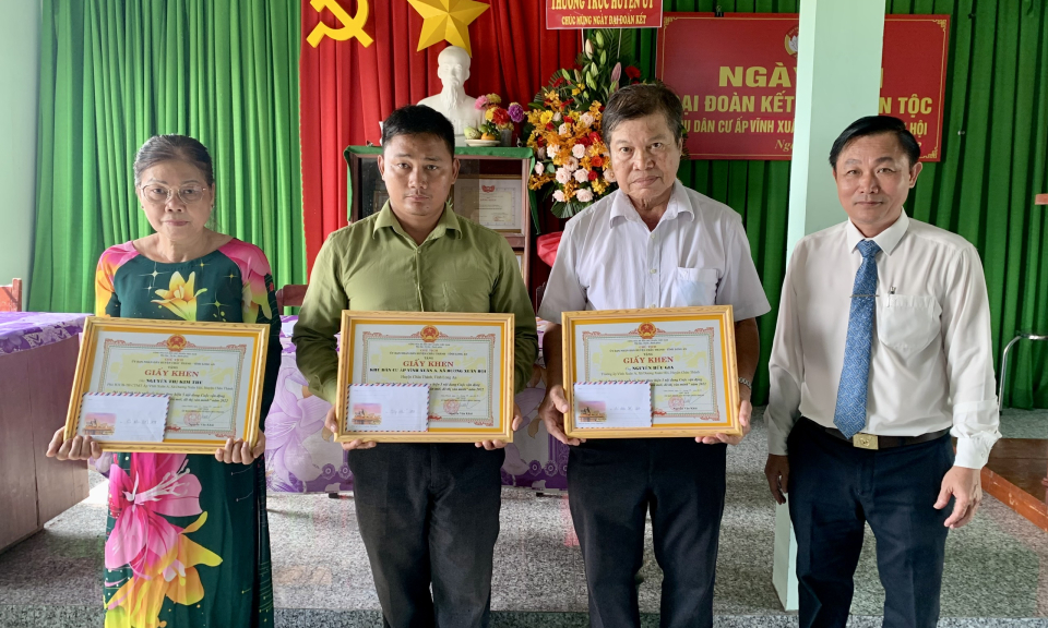 Bí thư Huyện ủy Châu Thành dự Ngày hội Đại đoàn kết toàn dân tộc khu dân cư ấp Vĩnh Xuân A