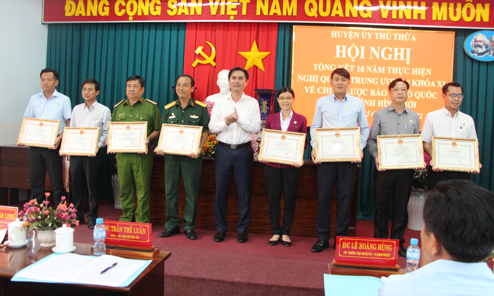 Thủ Thừa tổng kết 10 năm thực hiện Nghị quyết Trung ương 8 khóa XI về Chiến lược bảo vệ Tổ quốc trong tình hình mới