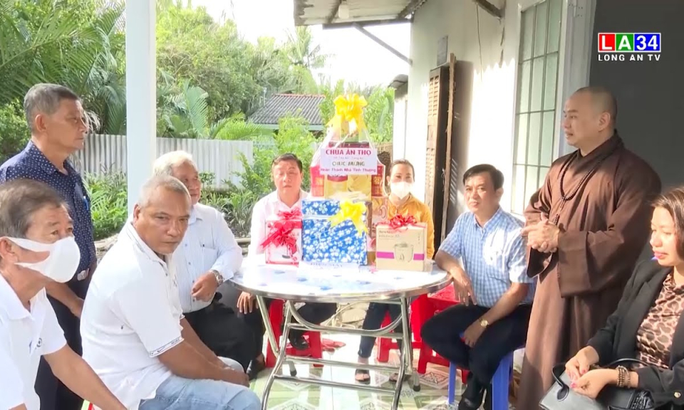 Trao nhà tình thương cho hộ nghèo