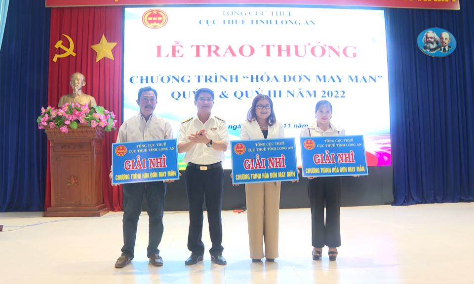 Cục Thuế tỉnh trao thưởng hóa đơn may mắn