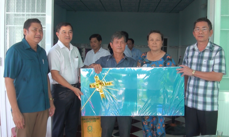 Tân Hưng trao tặng 02 căn nhà tình nghĩa cho người có công với cách mạng