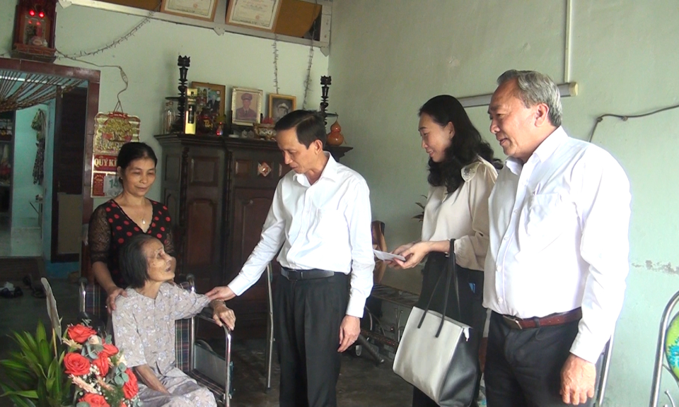 Bí thư Huyện ủy Đức Hòa thăm tặng quà cho cán bộ giáo viên hưu trí