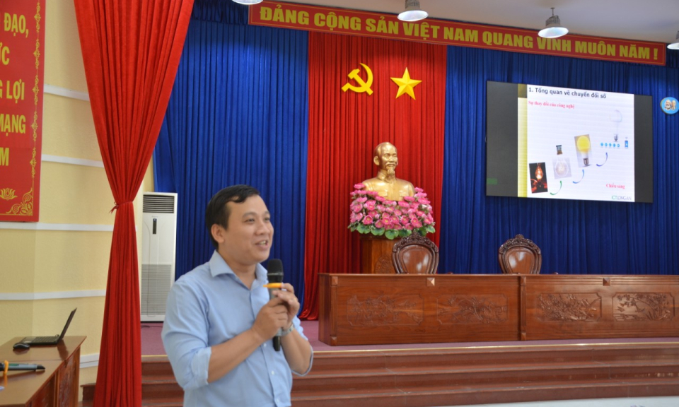 Cần Giuộc tập huấn kỹ năng số cho tổ công nghệ số cộng đồng