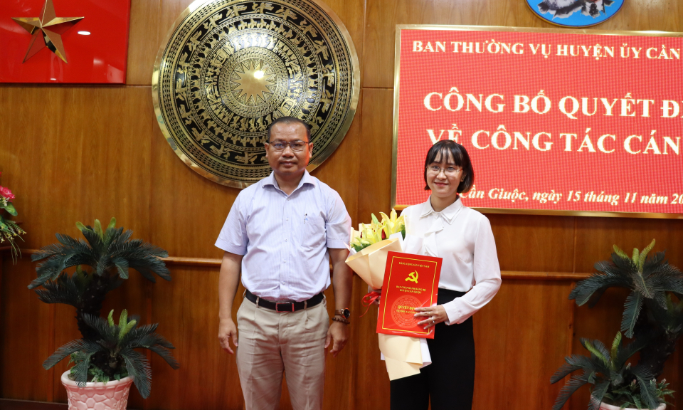 Huyện ủy Cần Giuộc công bố Quyết định công tác cán bộ