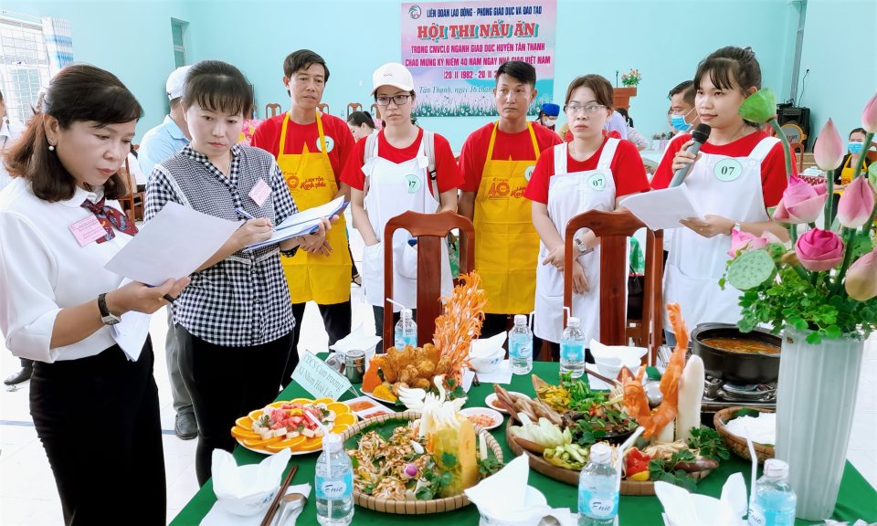 Tân Thạnh: “Hội thi nấu ăn” trong công nhân viên chức lao động ngành giáo dục